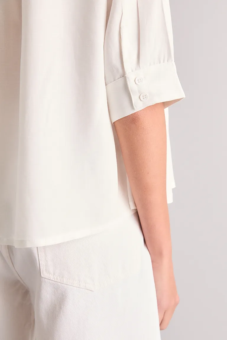 Camisa de corte boxy con mangas 3/4 y detalles de diseño en tejido camisero con lino de Kosiuko en Camisas para argentina