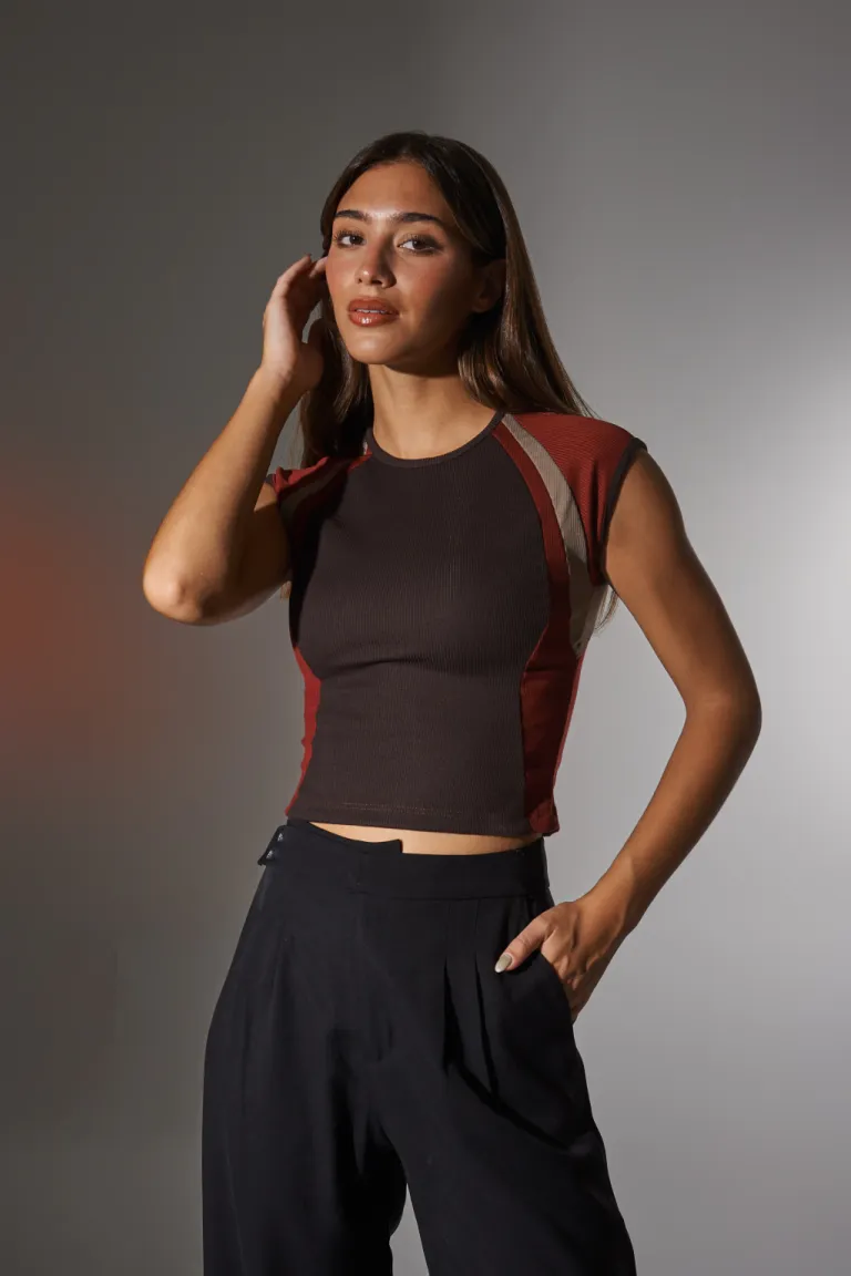 Remera negra con detalles en rojo, diseño elegante y versátil para todo tipo de outfit de Apricot en Remeras para argentina