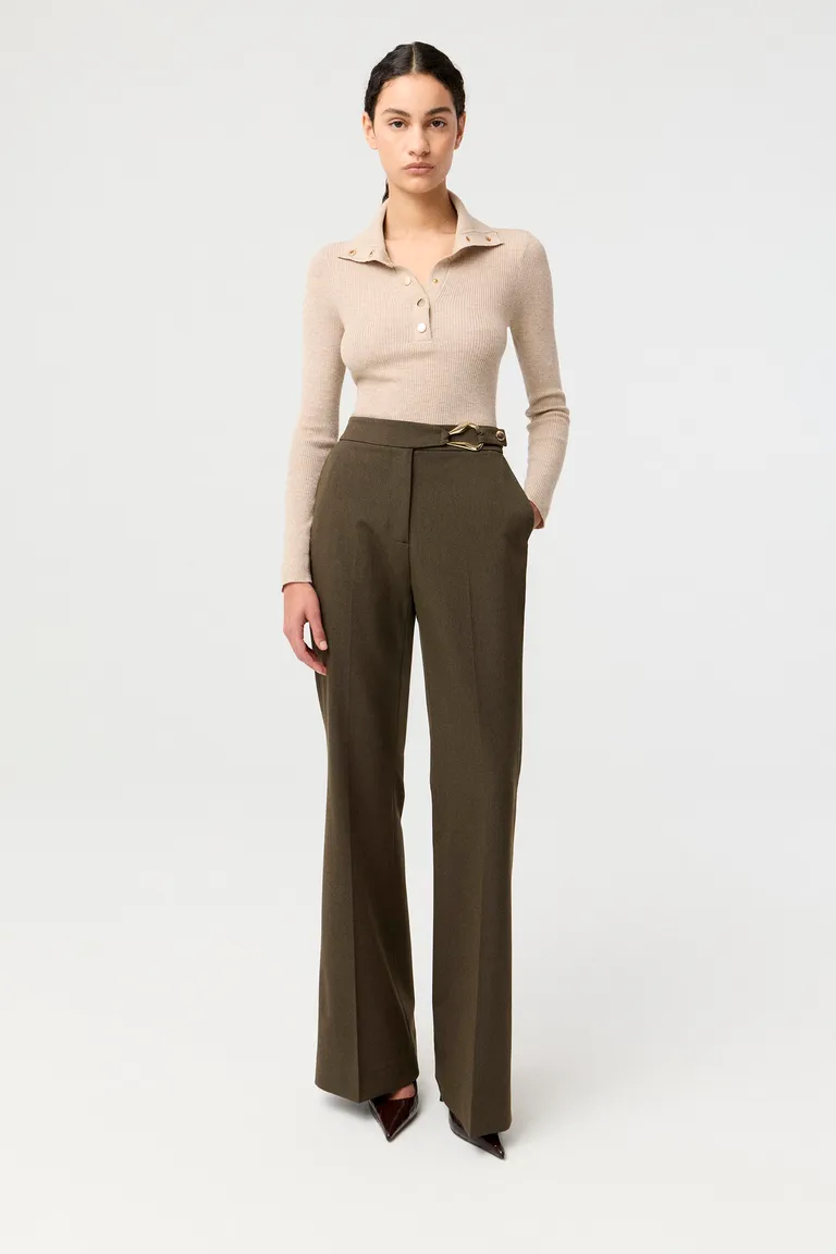 Sweater tejido entallado de mangas largas con cuello tipo polo y cierre frontal de broches metálicos de Markova en Buzos y Sweaters para argentina