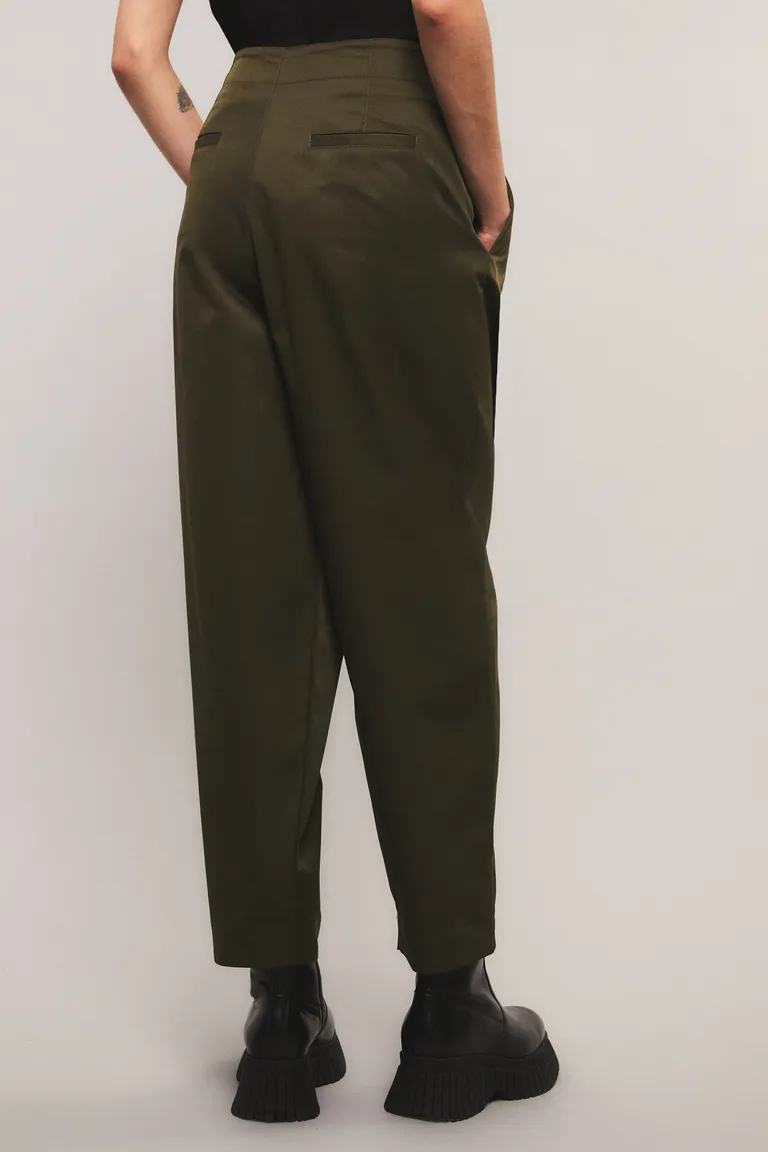 Pantalón de mujer tiro medio con calce barrel y bolsillos laterales con ajuste de broches de Kosiuko en Pantalones para argentina