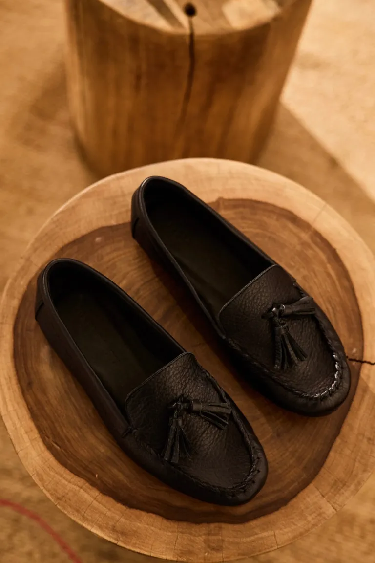 Mocasines de cuero negro con detalles artesanales y estilo sofisticado de Justaosadia en Mocasines para argentina