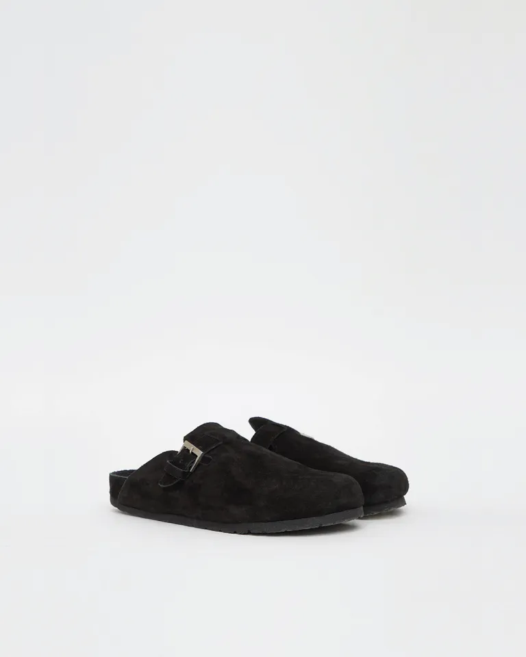 Zuecos Planos de Gamuza Negra - Calzado Femenino Cómodo y Moderno de Ay Not Dead en Zuecos Planos para argentina