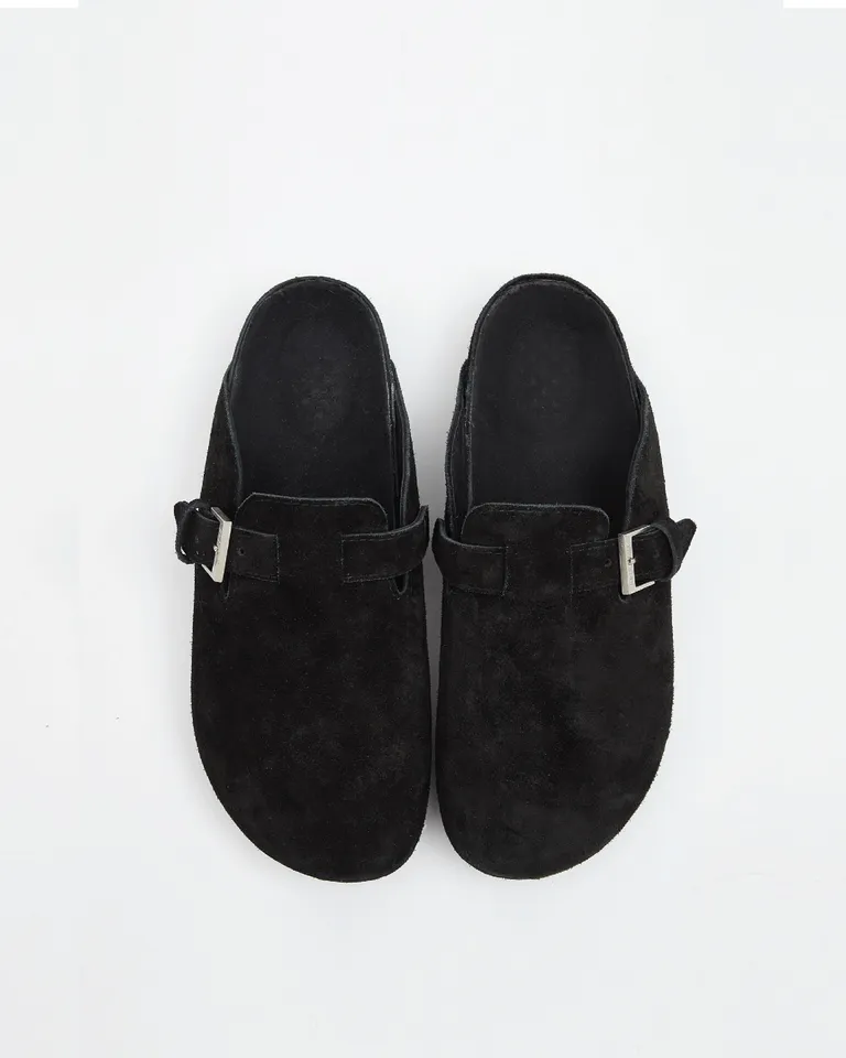 Zuecos Planos de Gamuza Negra - Calzado Femenino Cómodo y Moderno de Ay Not Dead en Zuecos Planos para argentina