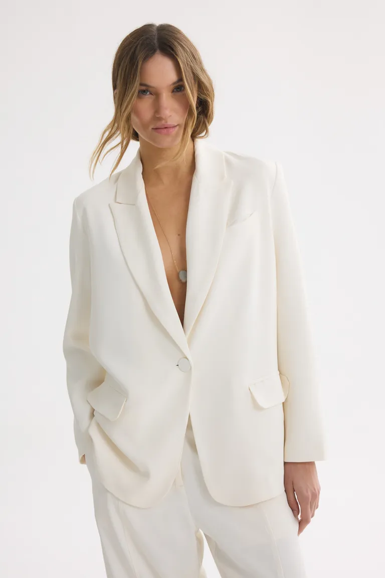 Blazer blanco de corte elegante y diseño versátil para mujer de Akiabara en Blazers para argentina