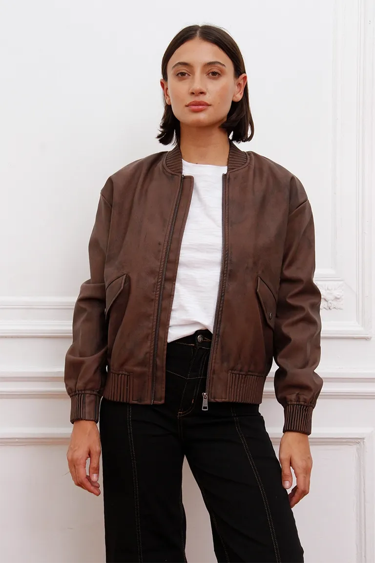 Campera tipo bomber con logo en relieve y terminaciones acanaladas en puños y cintura de Sofia Sarkany en Chaquetas para argentina