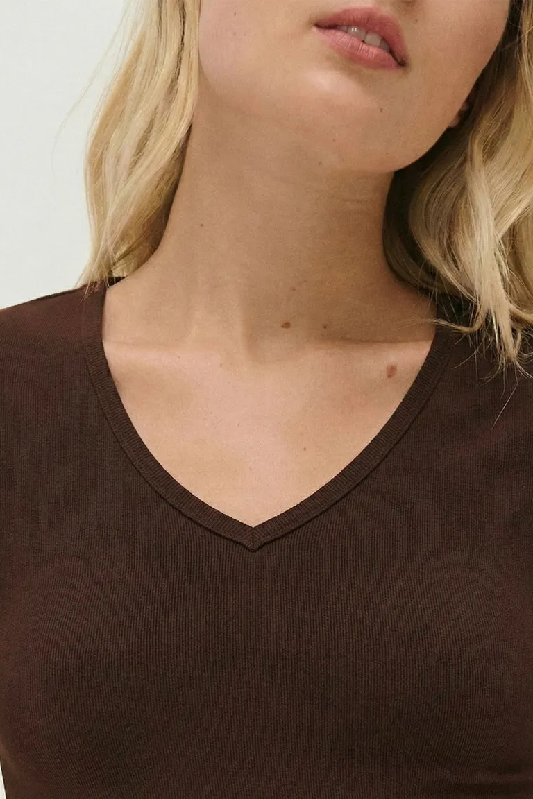 Remera de mujer entallada con escote en V y mangas cortas de textura acanalada de Sweet en Remeras para argentina