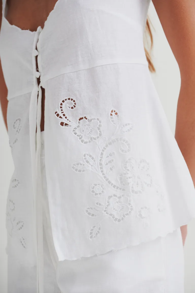 Blusa blanca con escote profundo, bordados florales y cierre con lazo de Sweet en Blusas para argentina