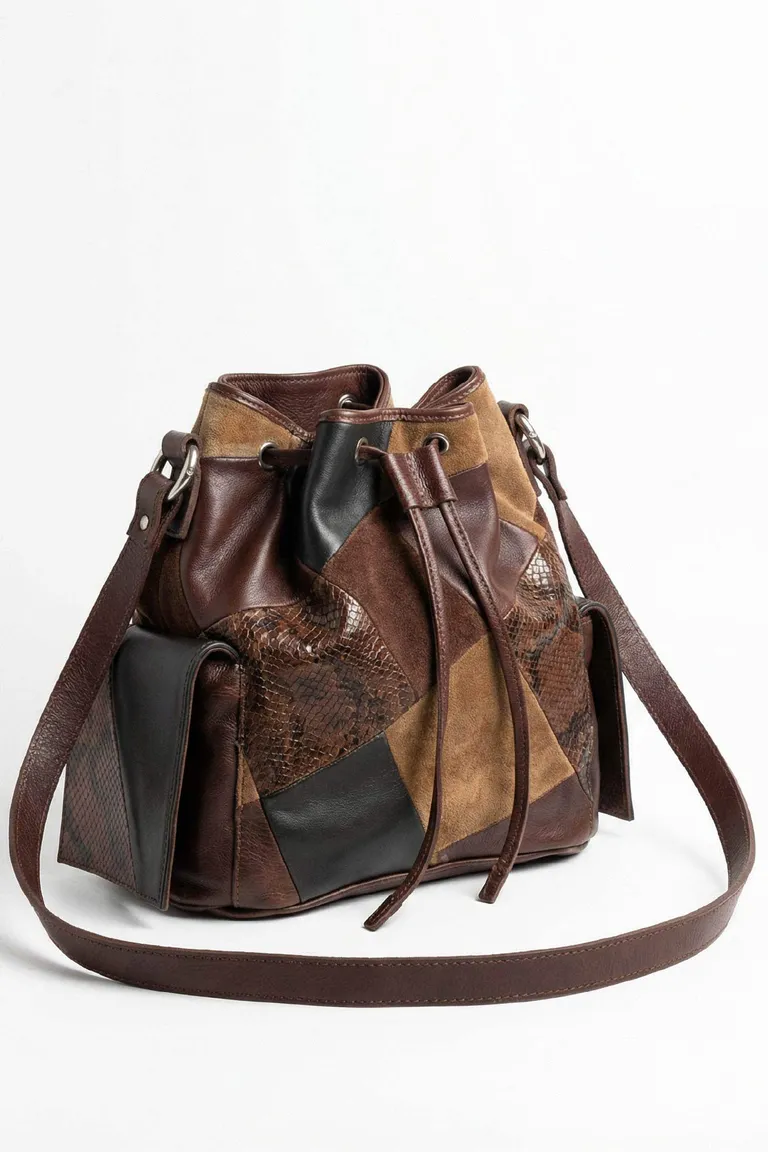 Cartera mediana estilo saco con diseño de parches y correa larga para colgar al hombro de Maria Cher en Bolsos y Carteras para argentina