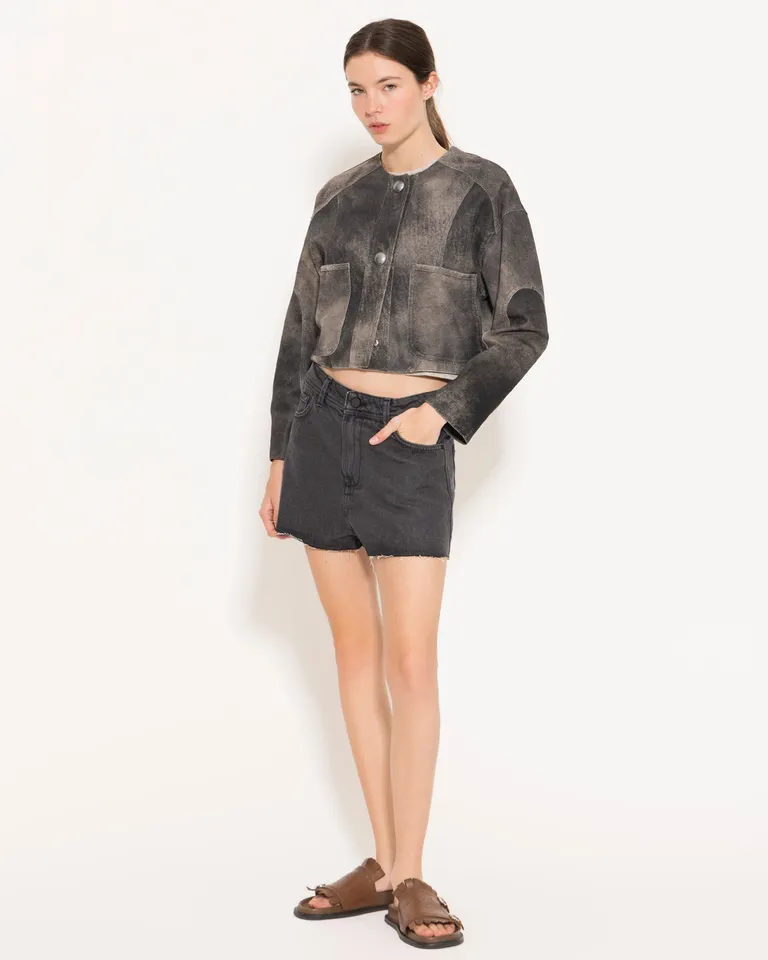 Shorts de denim negro con trama blanca de corte medio y calce clásico de Jazmin Chebar en Shorts para argentina