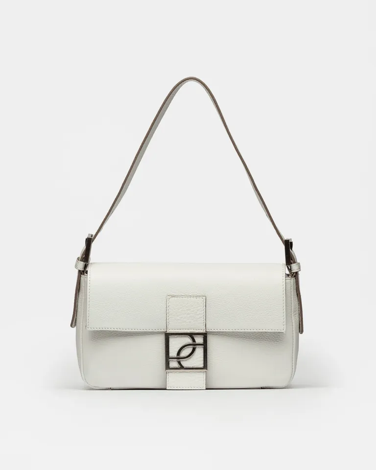 Cartera al hombro signature en cuero graneado blanco con cierre metálico de Prüne en Bolsos y Carteras para argentina