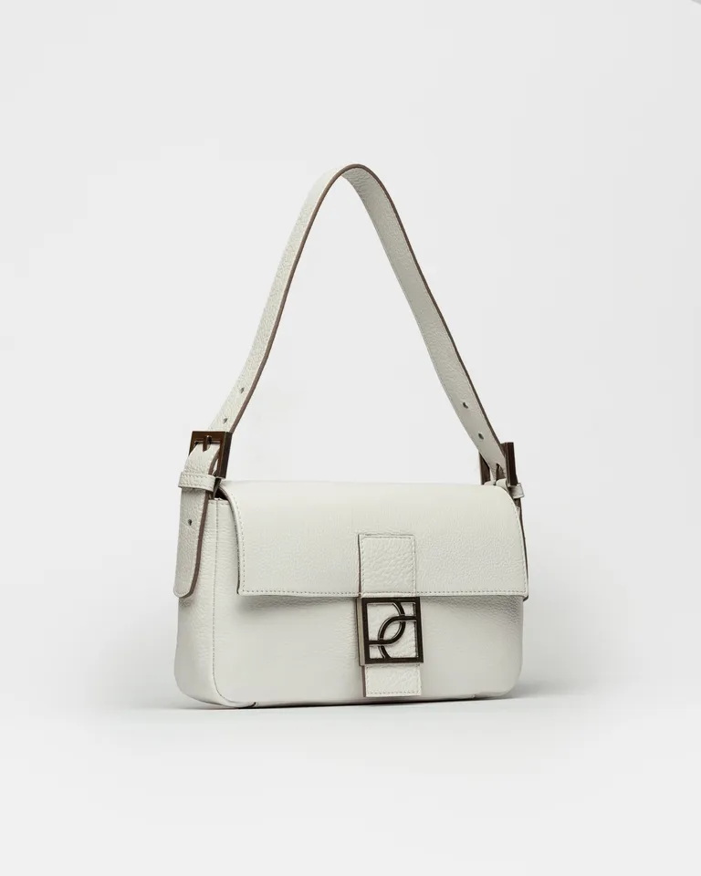 Cartera al hombro signature en cuero graneado blanco con cierre metálico de Prüne en Bolsos y Carteras para argentina