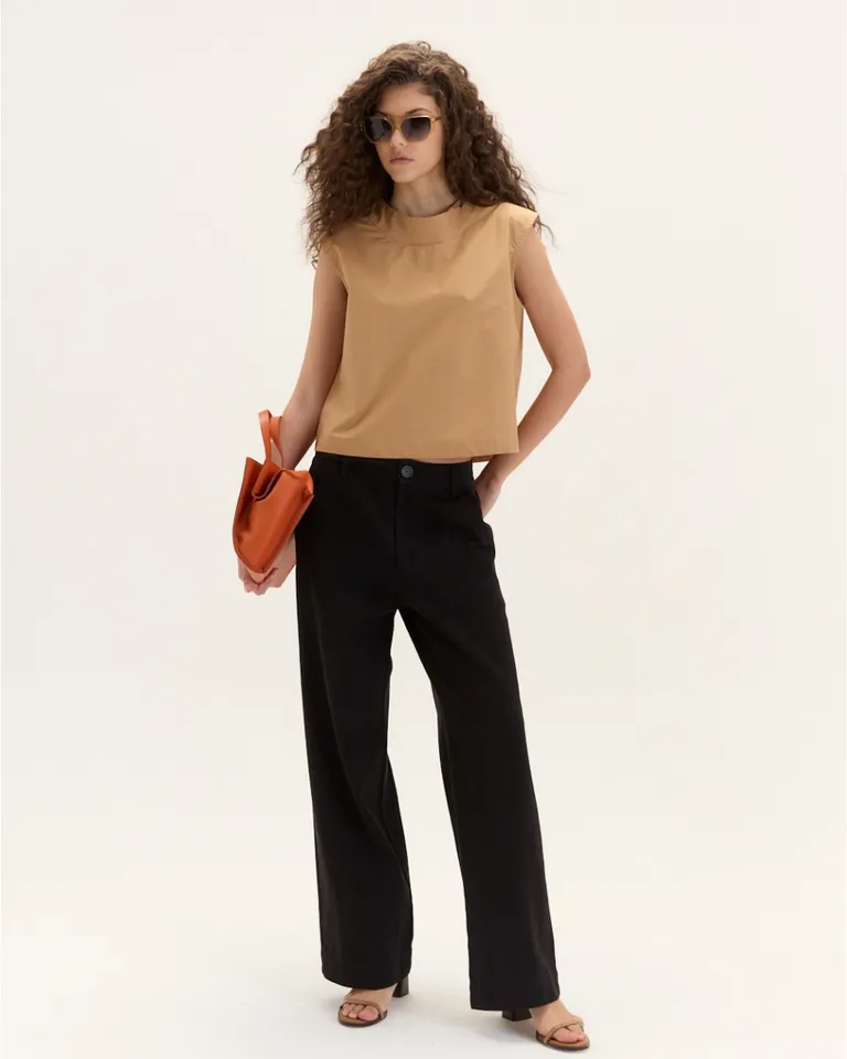 Pantalón negro de corte recto y diseño elegante para un look versátil y moderno de Blue Sheep en Pantalones para argentina