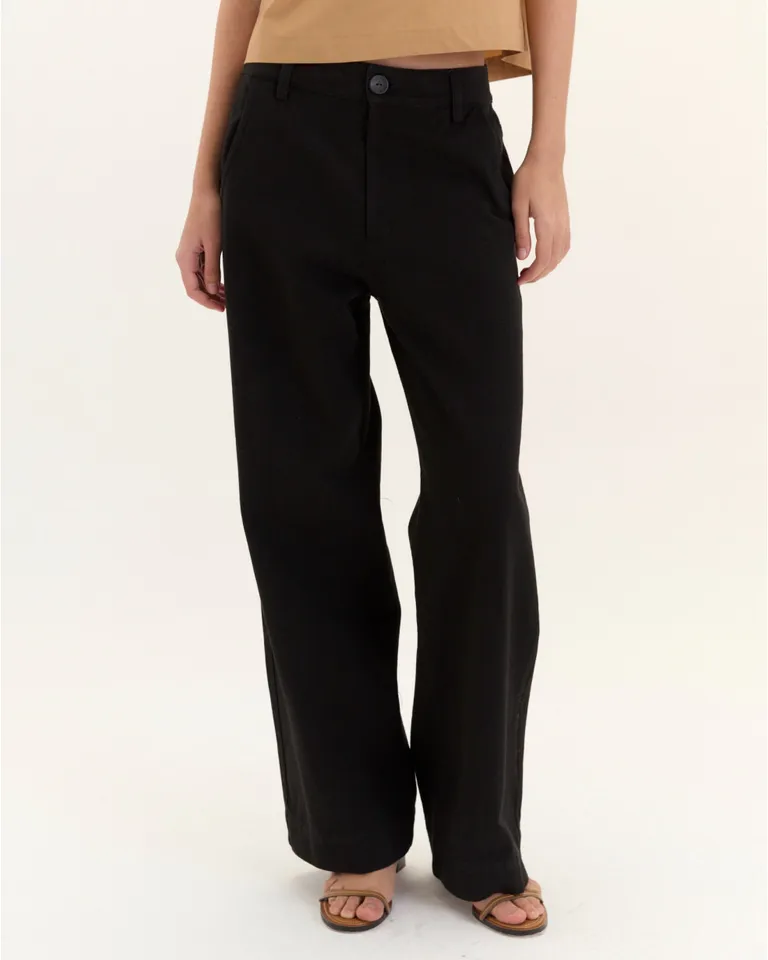 Pantalón negro de corte recto y diseño elegante para un look versátil y moderno de Blue Sheep en Pantalones para argentina