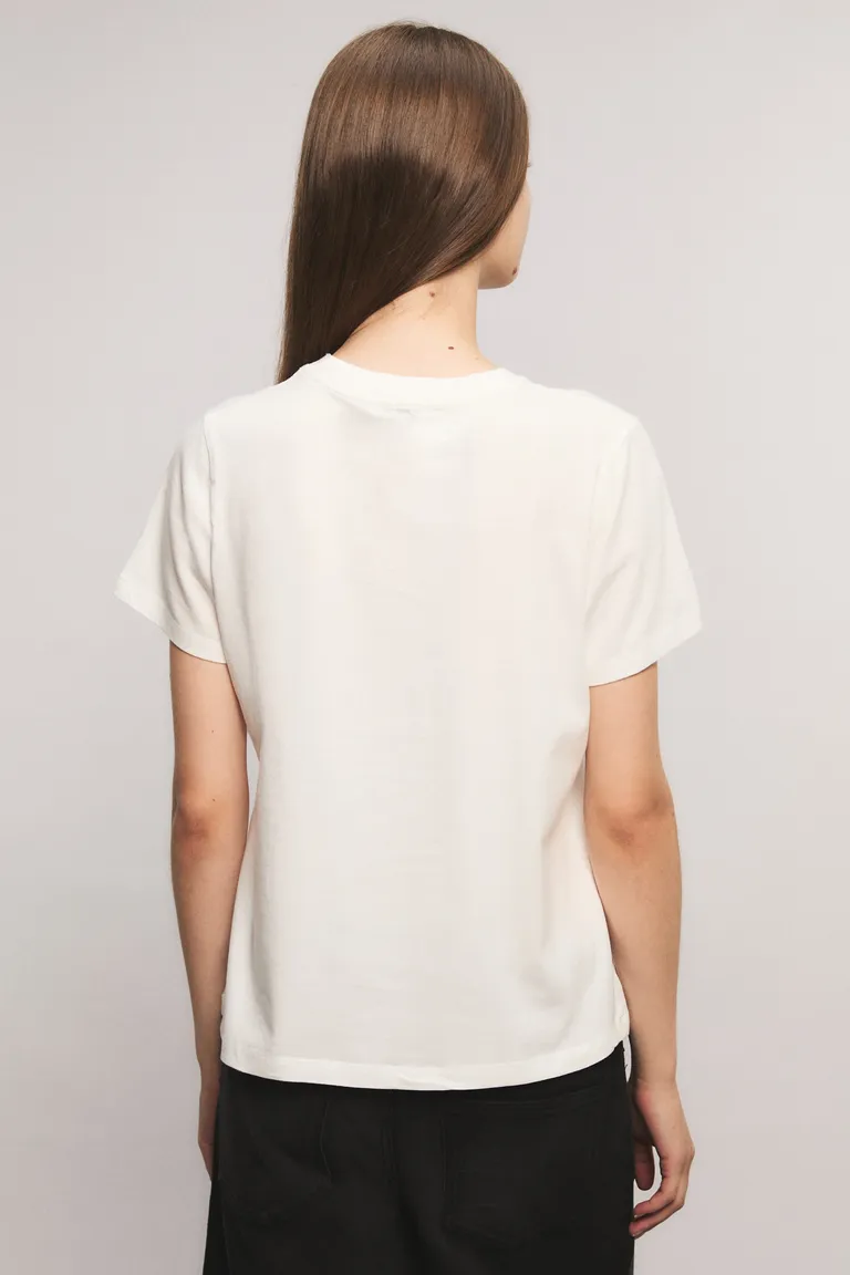 Remera de cuello redondo y manga corta con estampa frontal central de Kosiuko en Remeras para argentina