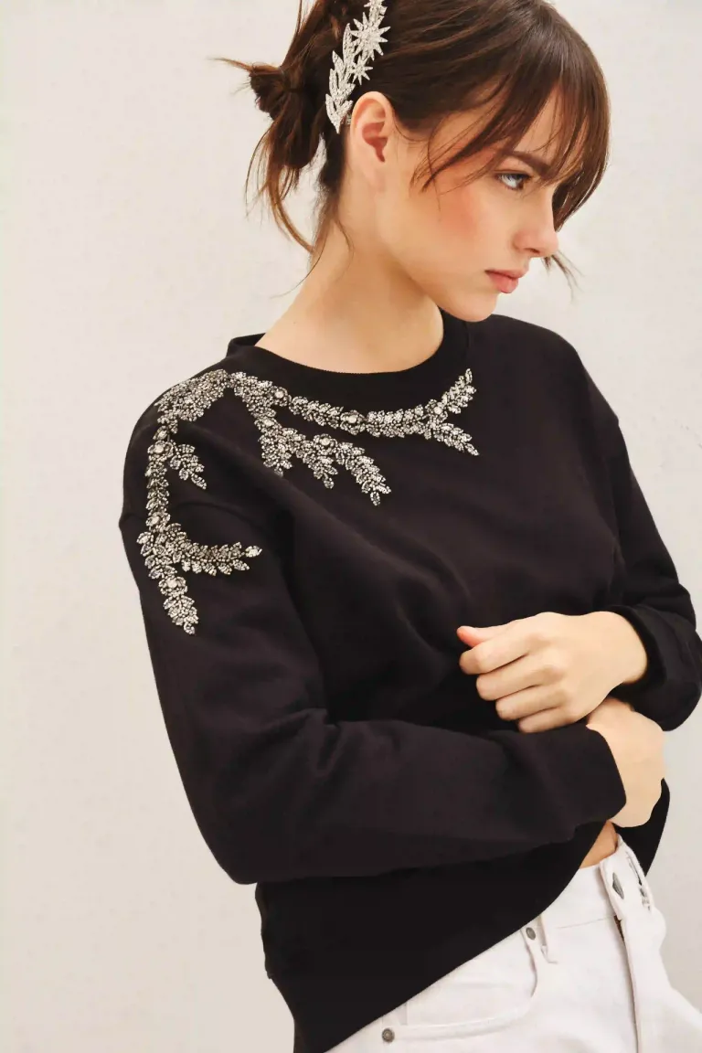 Buzo de algodón con bordados de piedras y mostacillas en el hombro y escote de Rapsodia en Buzos y Sweaters para argentina