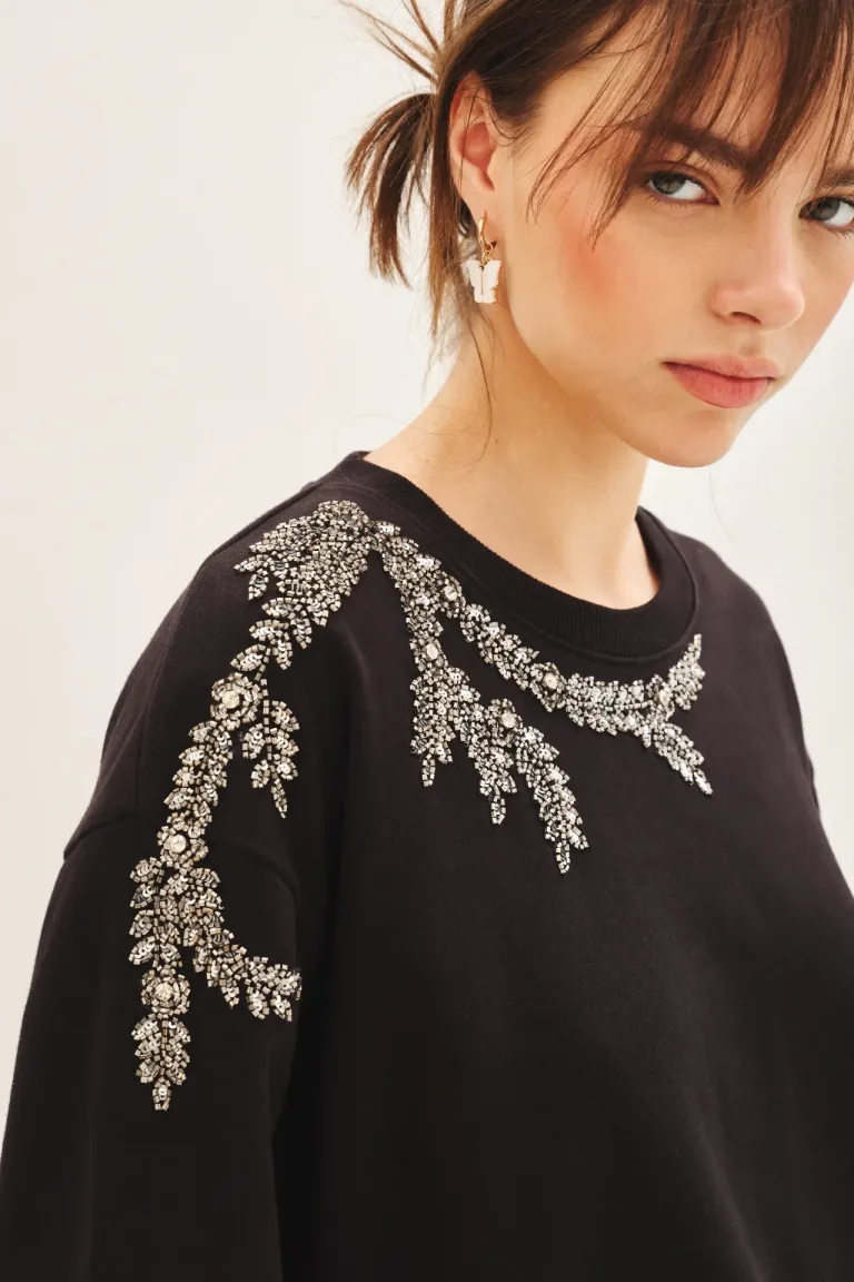 Buzo de algodón con bordados de piedras y mostacillas en el hombro y escote de Rapsodia en Buzos y Sweaters para argentina