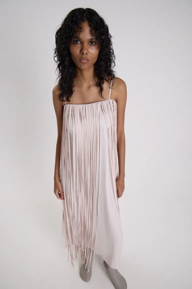 Vestido midi de escote recto con breteles finos ajustables y flecos largos en toda la prenda de Maria Cher en Vestidos para argentina