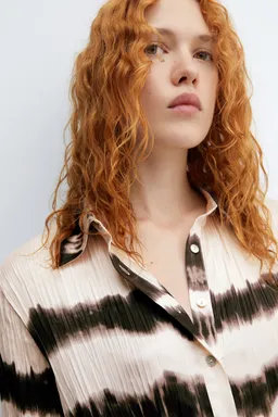 Camisa plisada tiedye de Mango en Camisas para argentina