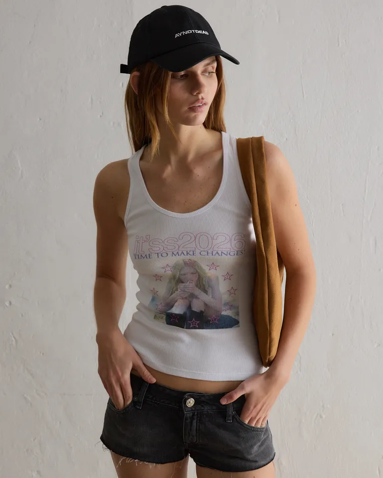 Remera musculosa blanca con estampa fotográfica y calce ajustado de Ay Not Dead en Remeras para argentina