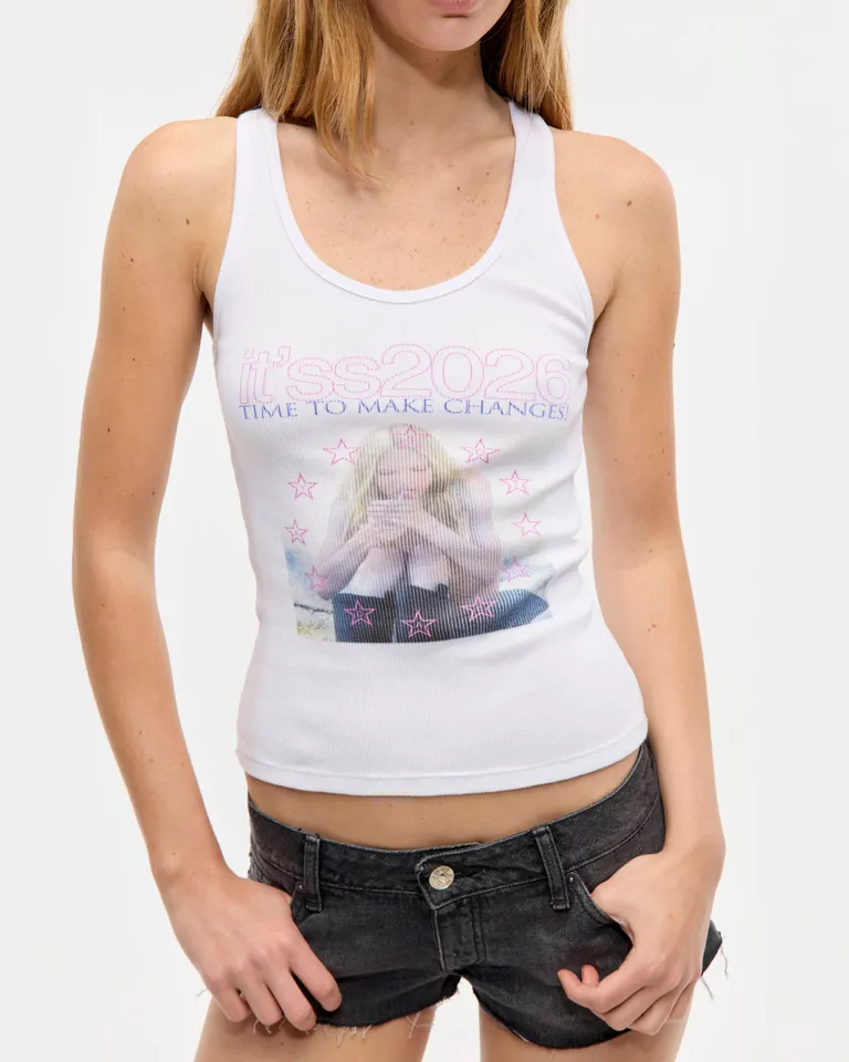 Remera musculosa blanca con estampa fotográfica y calce ajustado de Ay Not Dead en Remeras para argentina