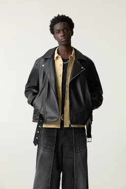 Campera biker efecto cuero de Pull&Bear en Abrigos y Camperas para argentina