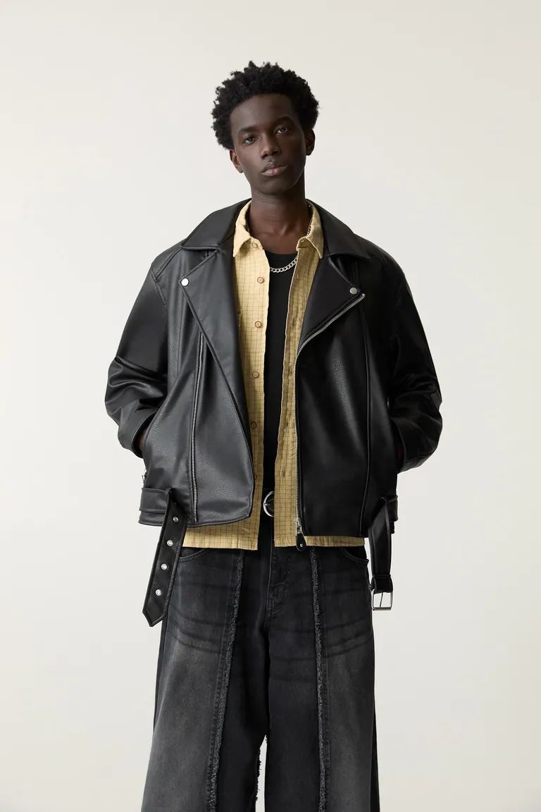 Campera biker efecto cuero de Pull&Bear en Abrigos y Camperas para argentina