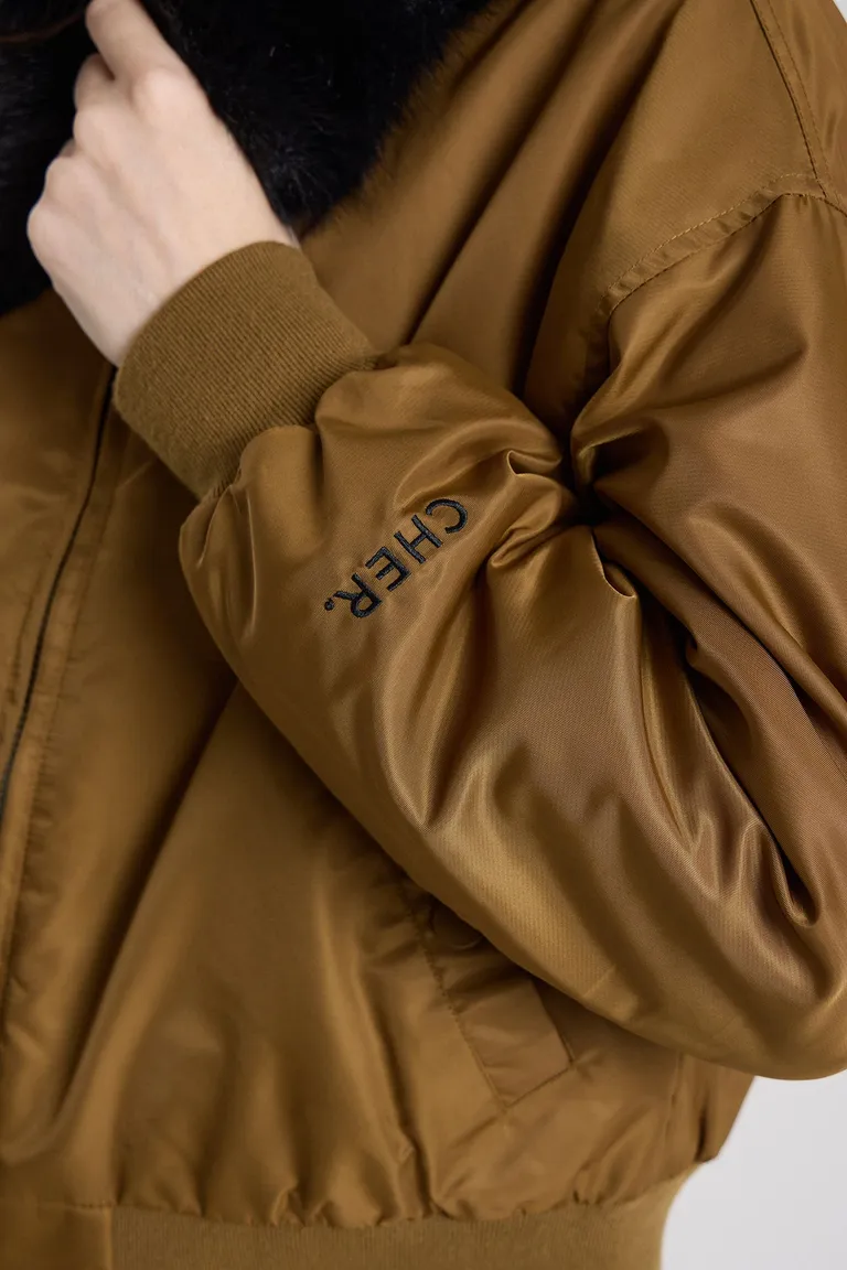 Campera bomber con cuello desmontable y puños elásticos en corte regular de Maria Cher en Chaquetas para argentina