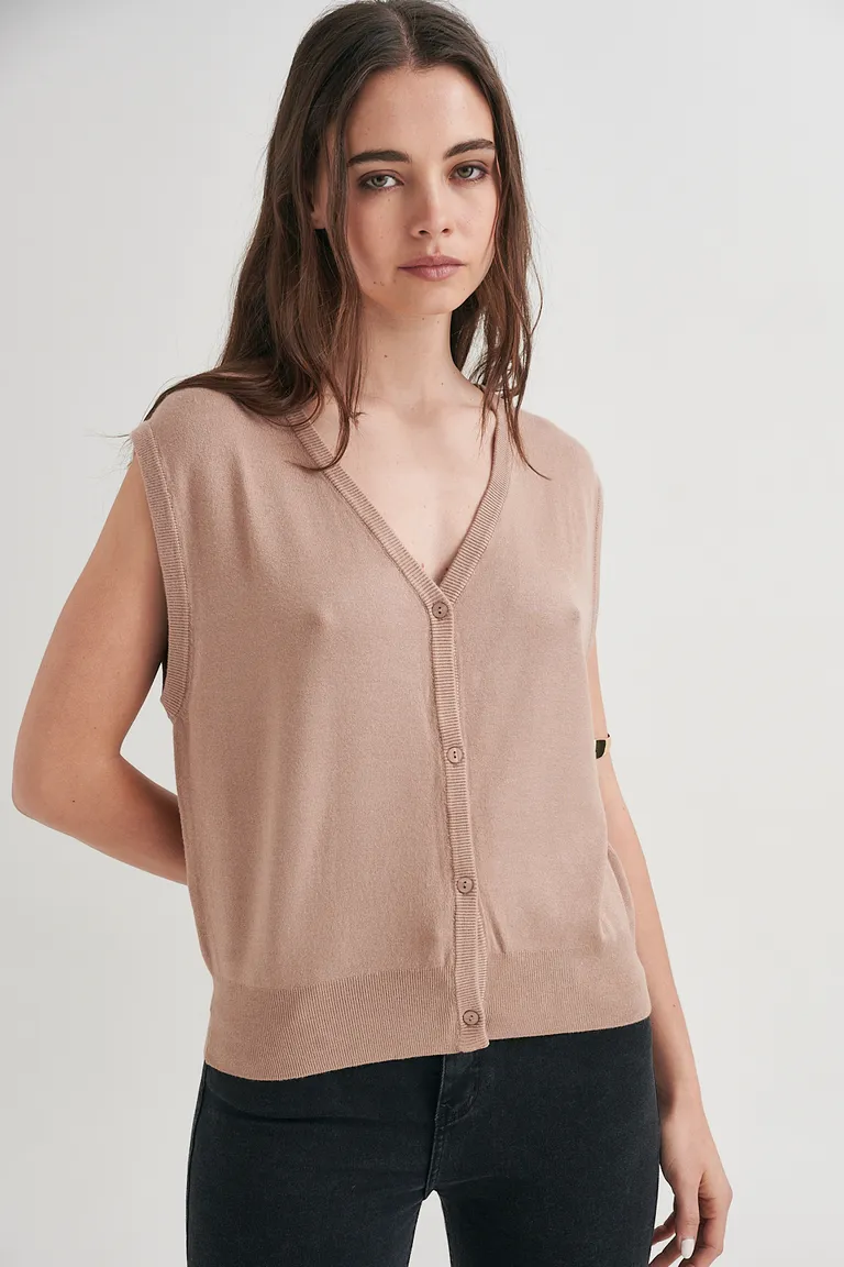 Chaleco de escote en V con cierre frontal de botones, un básico elevado para un estilo casual con toque preppy de Sweet en Chalecos para argentina