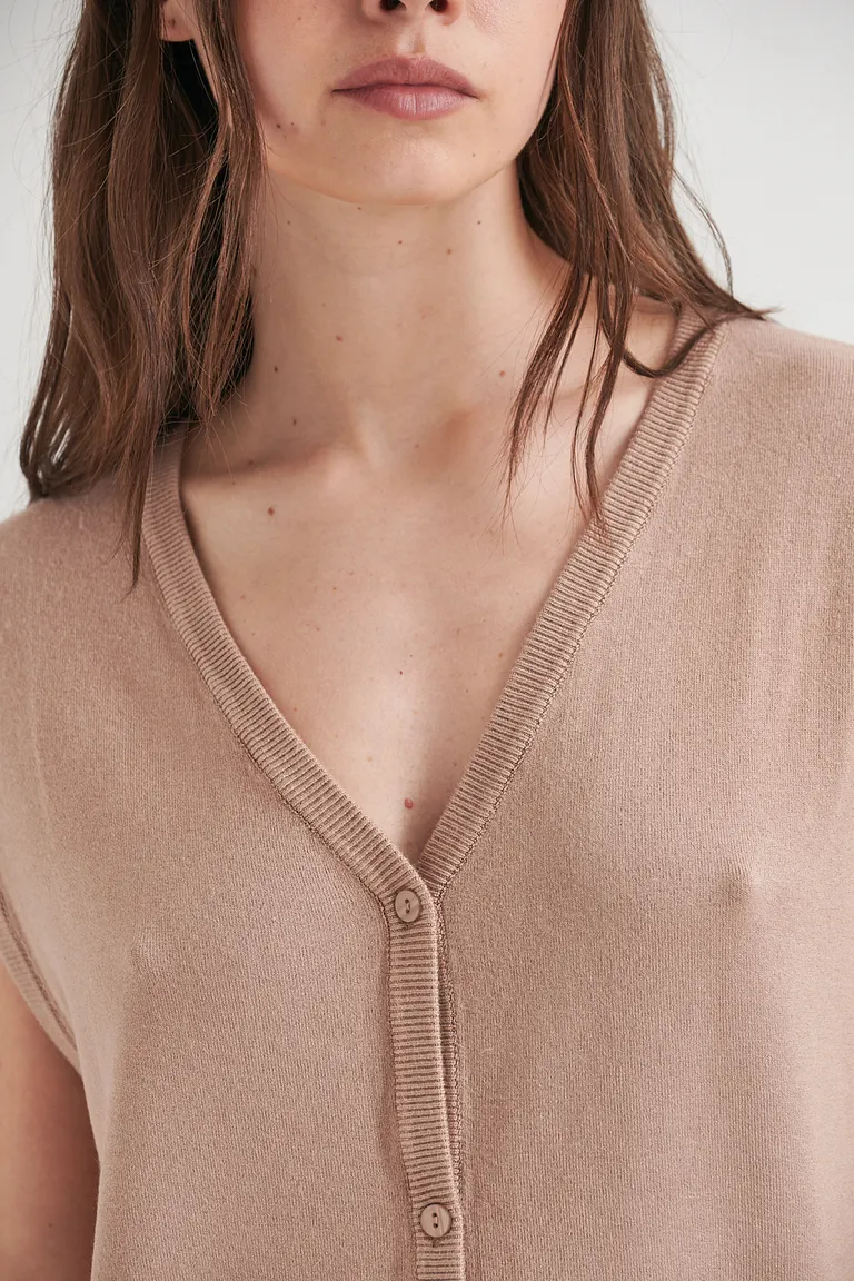 Chaleco de escote en V con cierre frontal de botones, un básico elevado para un estilo casual con toque preppy de Sweet en Chalecos para argentina