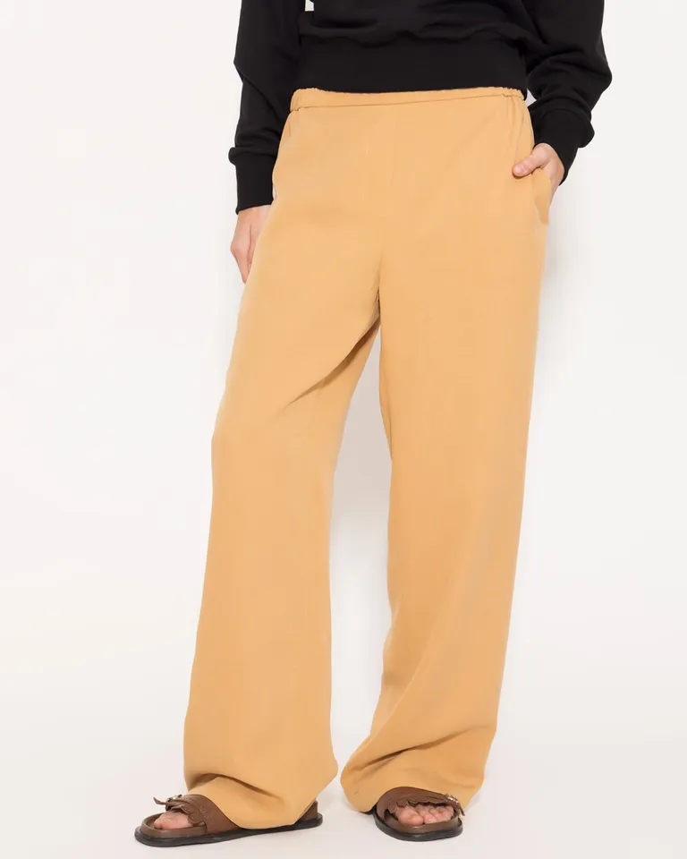 Pantalón recto de tencel y lino con cintura elástica y diseño minimalista de Jazmin Chebar en Pantalones para argentina