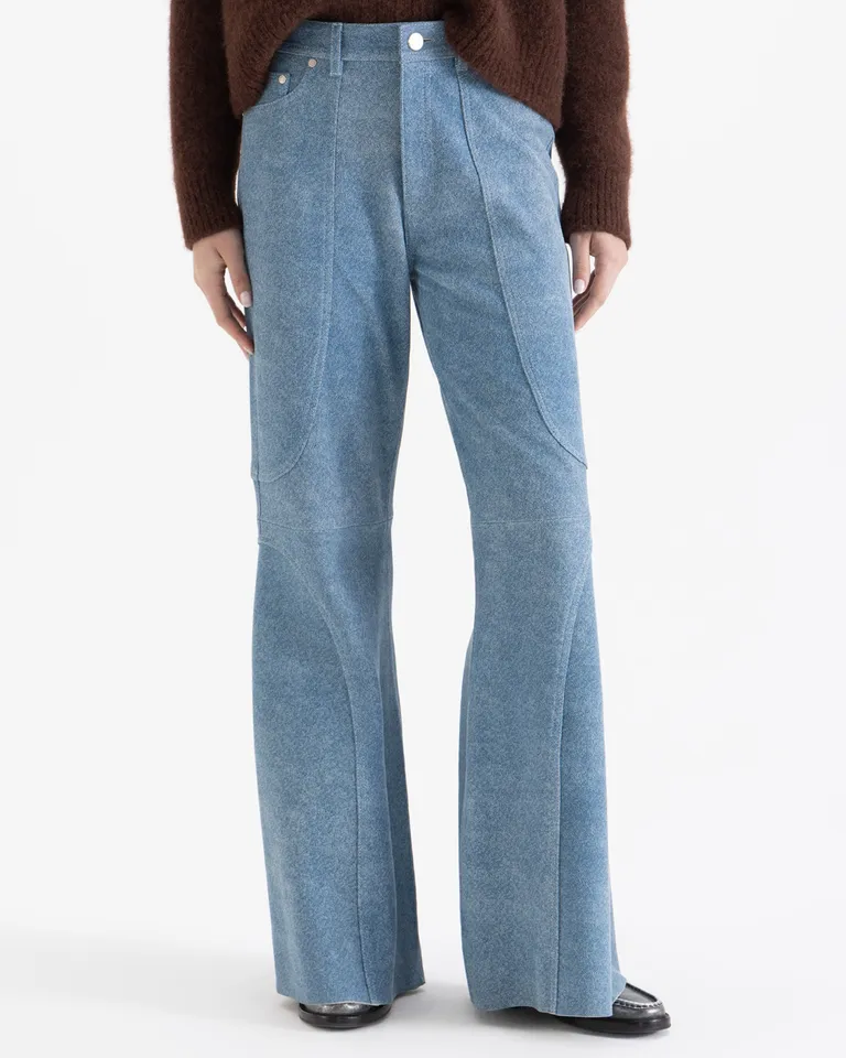 Pantalón de corte amplio con recortes curvos en las piernas y bolsillos traseros de Jazmin Chebar en Pantalones para argentina