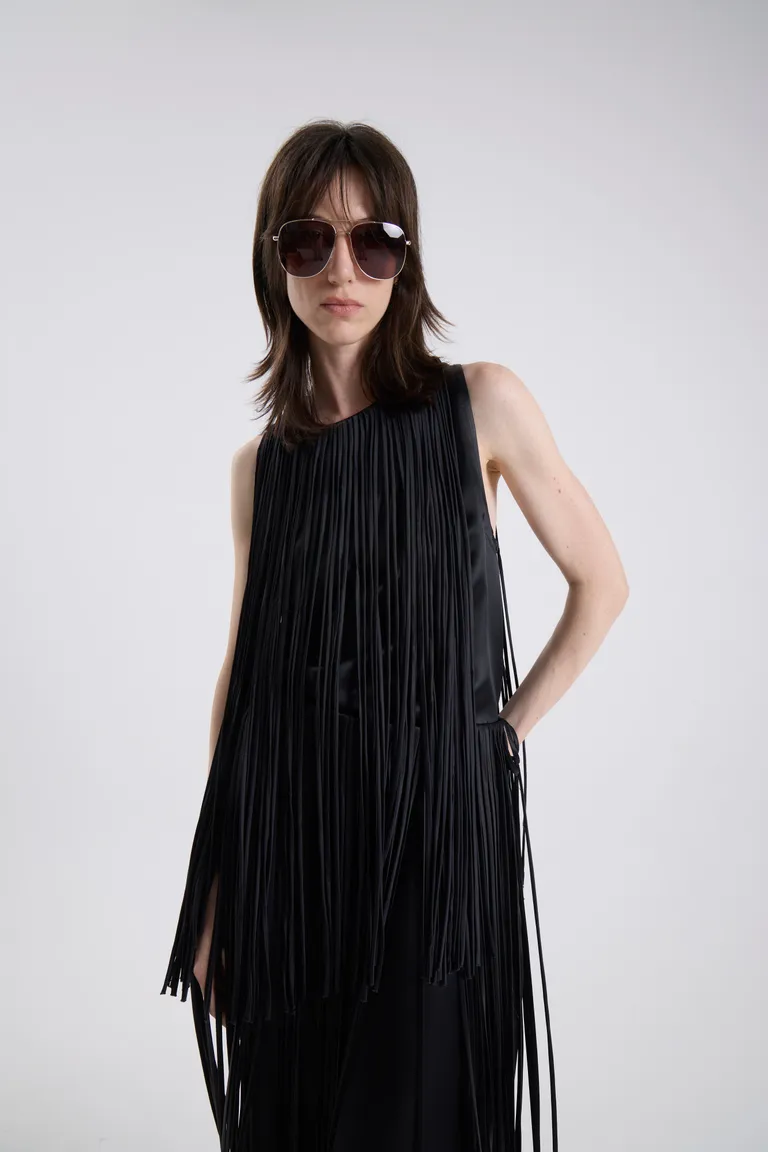 Top sin mangas con flecos largos aplicados sobre toda la superficie con cierre invisible posterior de Maria Cher en Tops para argentina