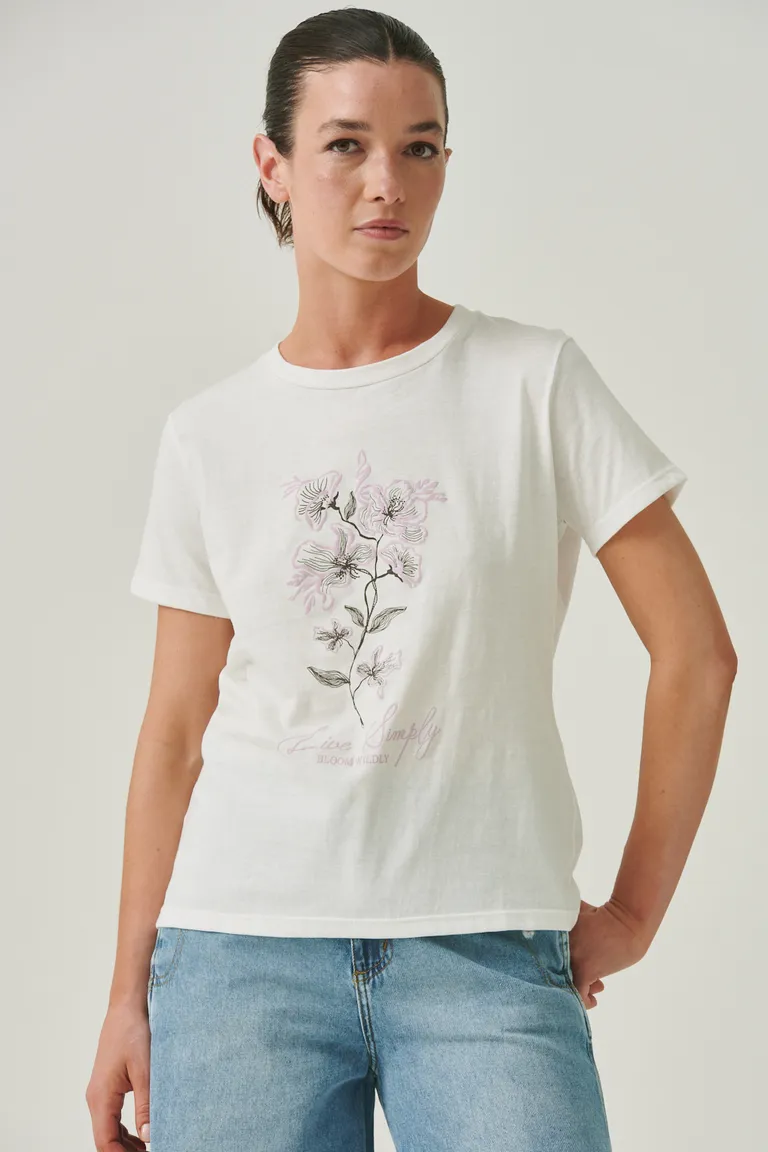 Remera con estampa floral y detalles decorativos en color blanco de Sweet en Remeras para argentina