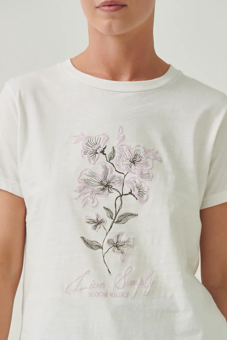 Remera con estampa floral y detalles decorativos en color blanco de Sweet en Remeras para argentina