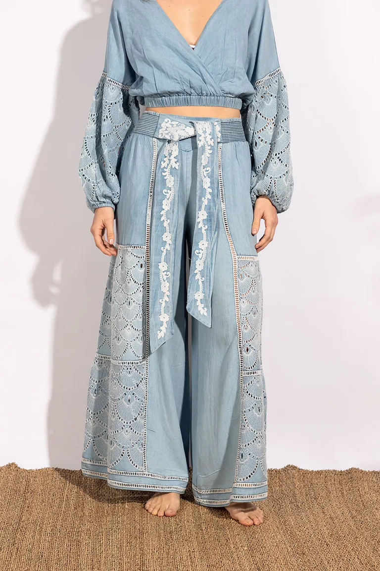 Pantalón amplio con calados decorativos y lazo bordado frontal en cintura de Indiastyle en Pantalones para argentina