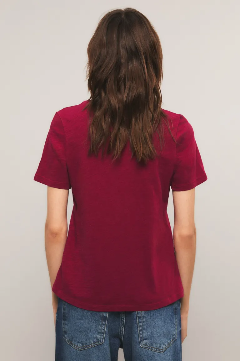 Remera de corte regular con cuello redondo mangas cortas y detalle de inscripción frontal de Kosiuko en Remeras para argentina