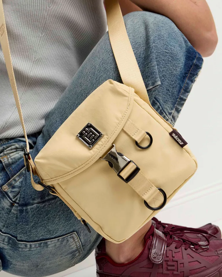 Bandolera amarilla de nylon con sistema de cierre y compartimentos internos de Prüne en Bolsos y Carteras para argentina