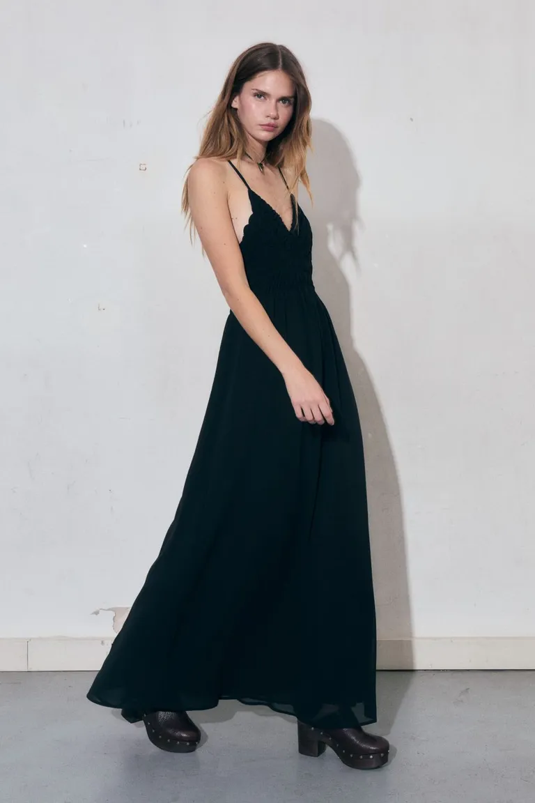 Vestido negro de tirantes finos y caída elegante para look formal y sofisticado de Allo Martinez en Vestidos para argentina