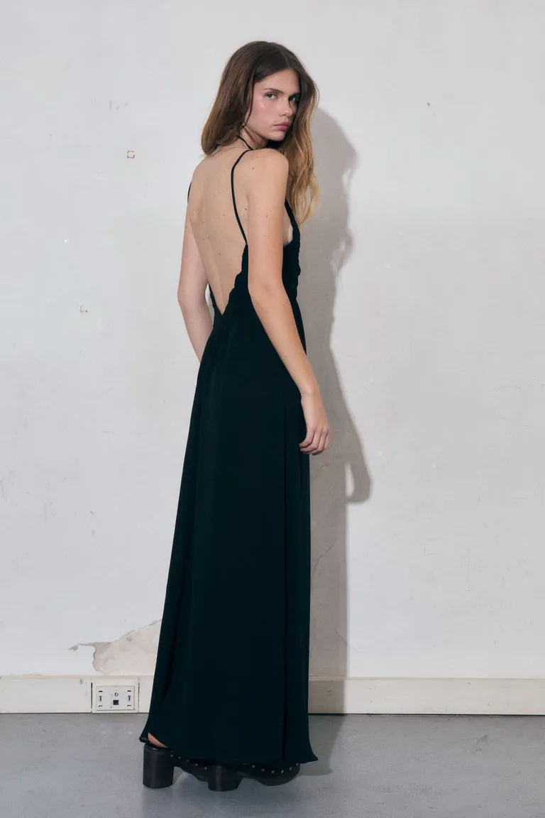 Vestido negro de tirantes finos y caída elegante para look formal y sofisticado de Allo Martinez en Vestidos para argentina