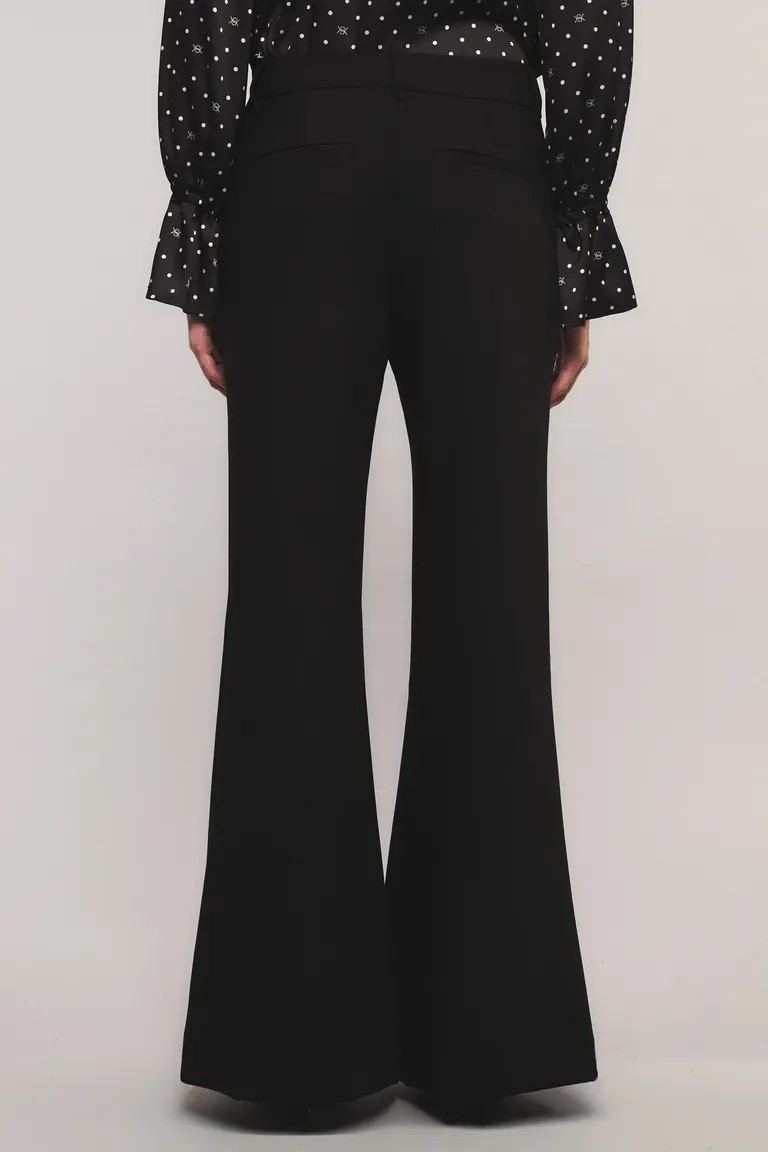 Pantalón sastrero de corte flare con bolsillos laterales y cierre oculto de Kosiuko en Pantalones para argentina