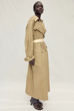 Trench oversize efecto arrugado de Mango en Chaquetas para argentina