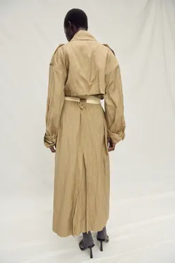 Trench oversize efecto arrugado de Mango en Chaquetas para argentina