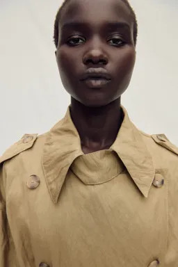 Trench oversize efecto arrugado de Mango en Chaquetas para argentina
