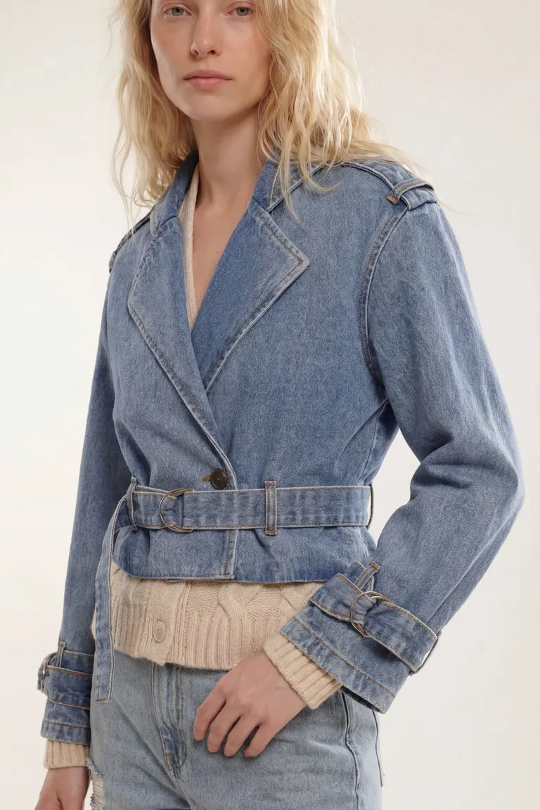 Campera de jean con lazo en cintura, cierre cruzado y ajuste en puños de Akiabara en Chaquetas para argentina