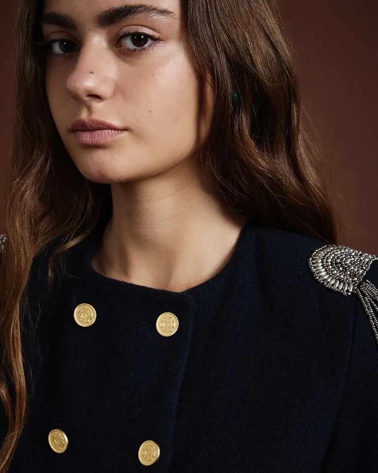 Blazer entallado con charreteras metálicas decorativas en hombros y botones frontales de Wanama en Blazers para argentina