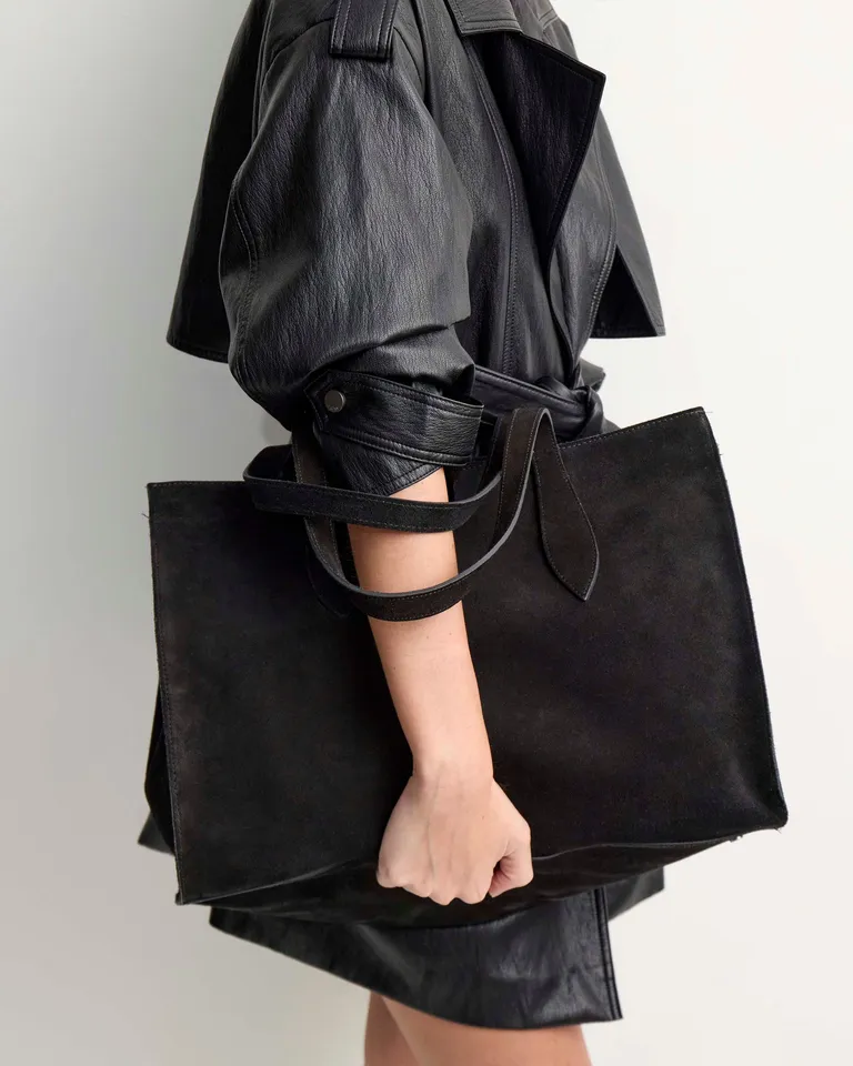 Cartera de cuero negra de gran capacidad, con asa larga y diseño adaptable a cualquier estilo de Prüne en Bolsos y Carteras para argentina