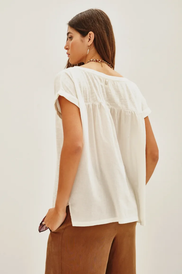 Remera de calce holgado con escote redondo y mangas cortas con detalle arremangado en espalda de Rapsodia en Remeras para argentina