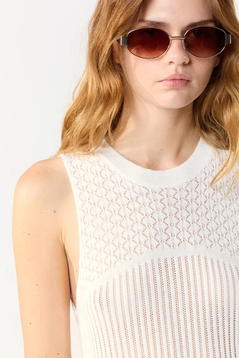 Top sin mangas de tejido calado, ideal para un estilo elegante y casual de Cuesta Blanca en Tops para argentina