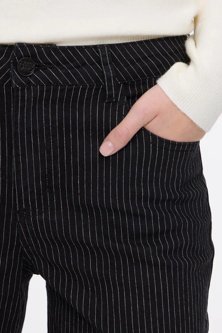 Pantalón de mujer tiro medio corte recto con diseño a rayas y cinco bolsillos de Cuesta Blanca en Pantalones para argentina