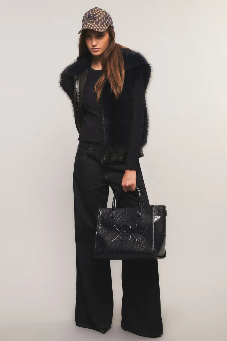 Sweater femenino de calce ajustado con cuello redondo mangas largas y detalle en frente de Kosiuko en Buzos y Sweaters para argentina